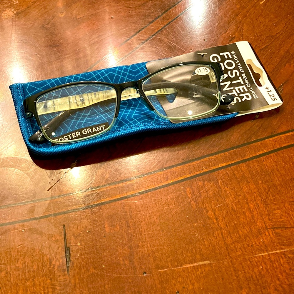 NWT Foster Grant reading glasses and coordinating case.
